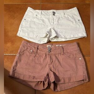 Shorts “Indigo Rain” white & mauve color. 5 pockets. Zipper button closure GREAT